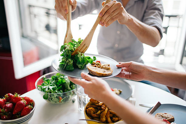 друзьями, наслаждаясь обедом - meal стоковые фото и изображения