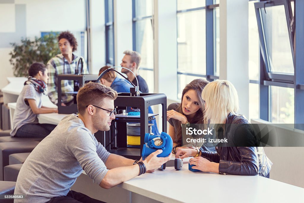 Start-up Team di Business al lavoro nella stampante 3D in ufficio - Foto stock royalty-free di Tridimensionale