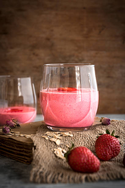 smoothie à la fraise dans le verre - cocktail à la fraise photos et images de collection