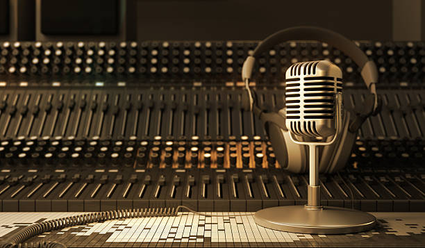 Microphone Microphone in the sound studio radio station photos stock pictures, royalty-free photos & images