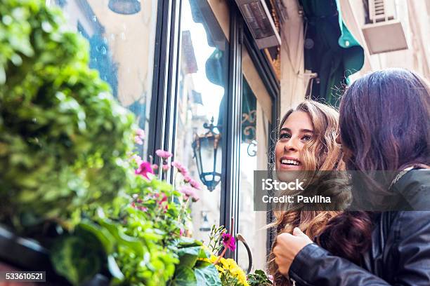 Hermosas Mujeres Turcas Compras En Bayoglu Taxim Estambul Turquía Foto de stock y más banco de imágenes de 20-24 años