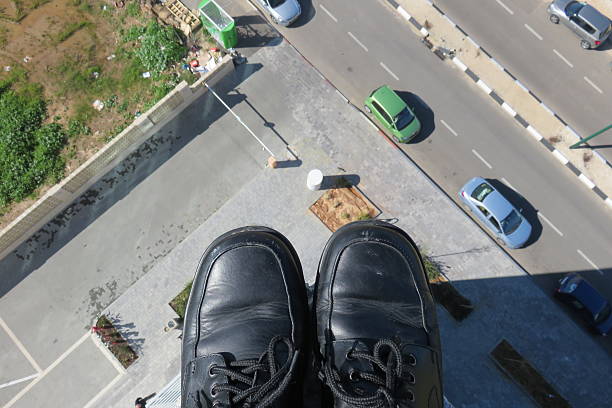 empresário em pé na borda - falling suicide men built structure - fotografias e filmes do acervo