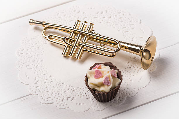 cioccolatini e decorativi tromba su un tovagliolo di carta - musical instrument close up wind instrument brass instrument foto e immagini stock