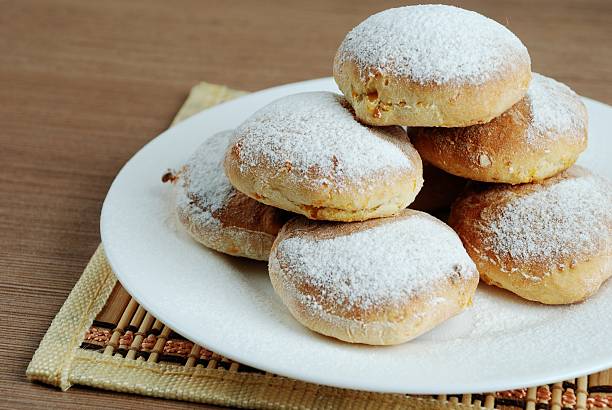 istock Bun with powdered sugar on a wooden table 533614205