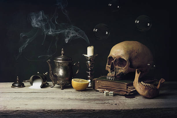 vanitas avec motif de crâne et à thé, réservez et des bulles de savon - vanitas photos et images de collection