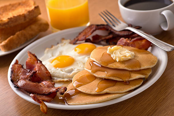 prima colazione con pancetta, uova, toast, frittelle, - pancake foto e immagini stock