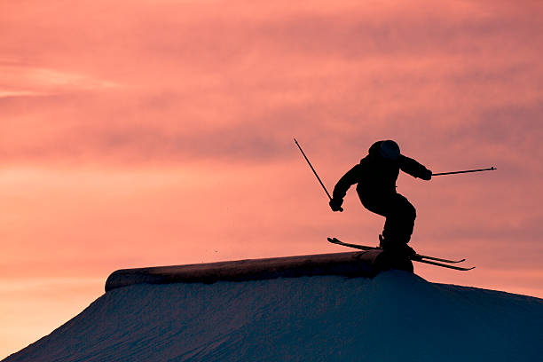 pôr do sol de esqui grind - unrecognizable person sky athlete competitive sport - fotografias e filmes do acervo