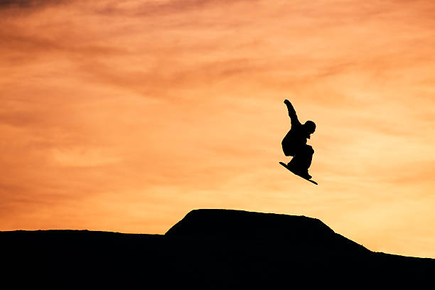 pôr do sol, praticante de snowboard - snowboarding snowboard teenager red - fotografias e filmes do acervo