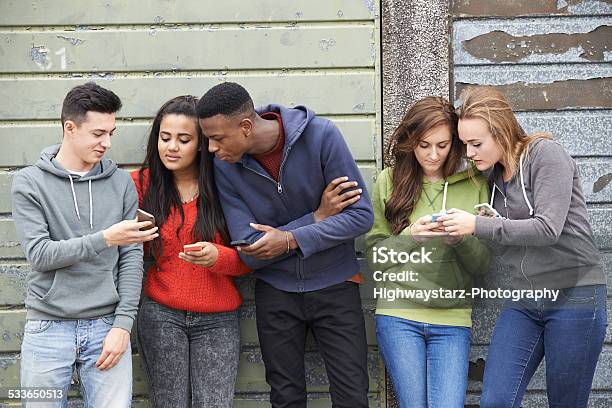 Gruppe Von Teenagern Die Im Textnachricht Auf Handy Stockfoto und mehr Bilder von Teenager-Alter