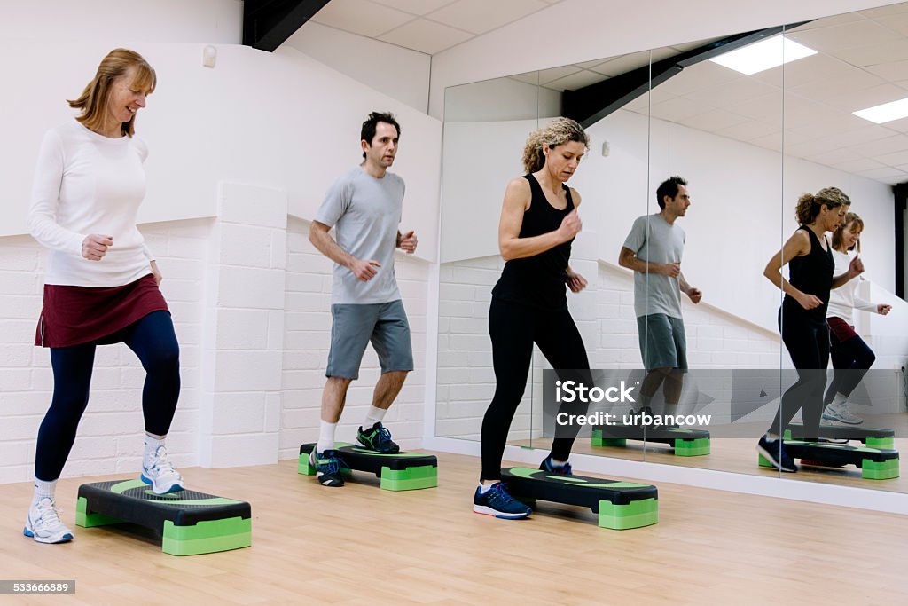 Adulto Etapa aula de aeróbica em uma academia de ginástica - Foto de stock de Aeróbica Step royalty-free