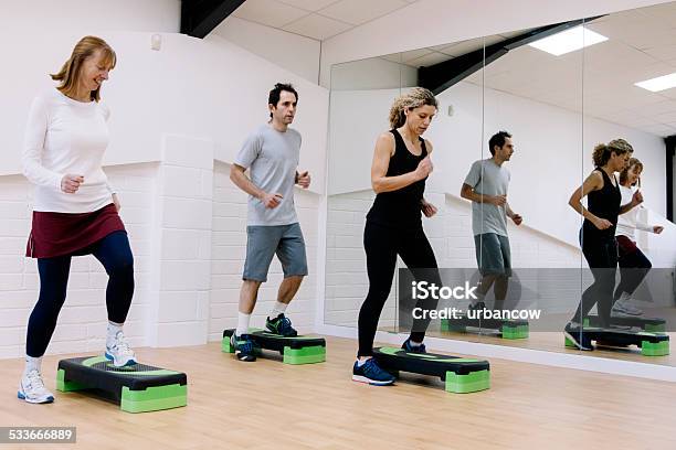 Foto de Adulto Etapa Aula De Aeróbica Em Uma Academia De Ginástica e mais fotos de stock de Aeróbica Step