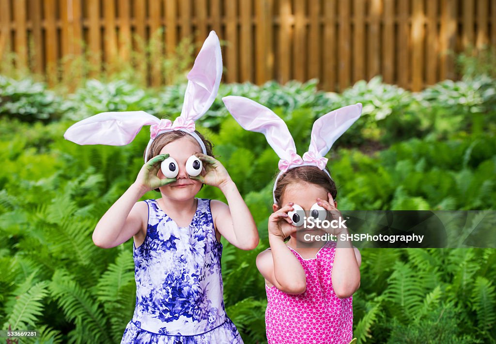 Bambina con orecchie da coniglio e simpatiche occhi-Primo piano - Foto stock royalty-free di Pasqua