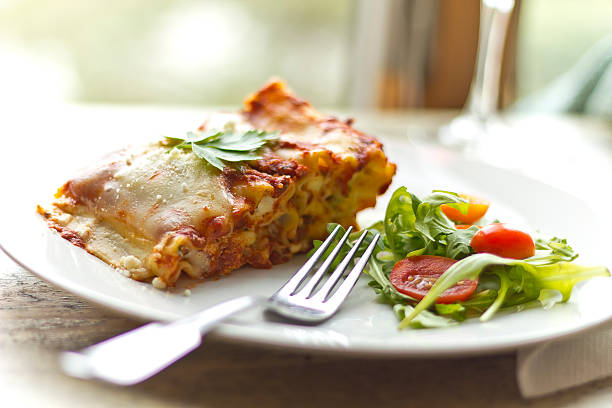 lasagnes au fromage - serving size weight scale scale food photos et images de collection