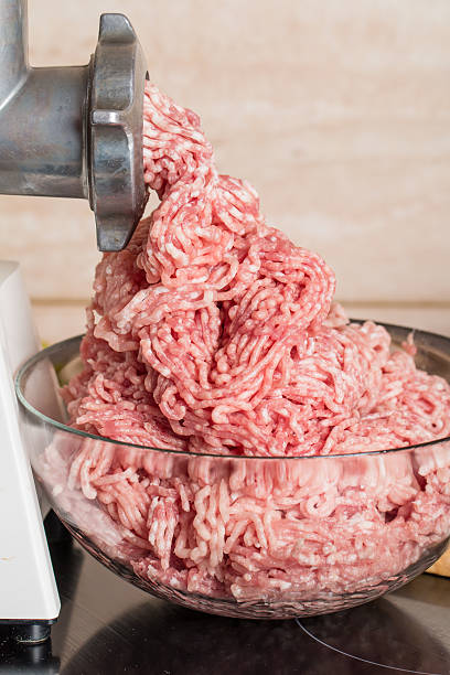 mincer com carne fresca cortada - meat grinder ground beef meat imagens e fotografias de stock