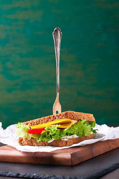 구운 샌드위치, 샐러드 잎, 토마토 및 치즈, 포크 - club sandwich large bread breakfast 뉴스 사진 이미지