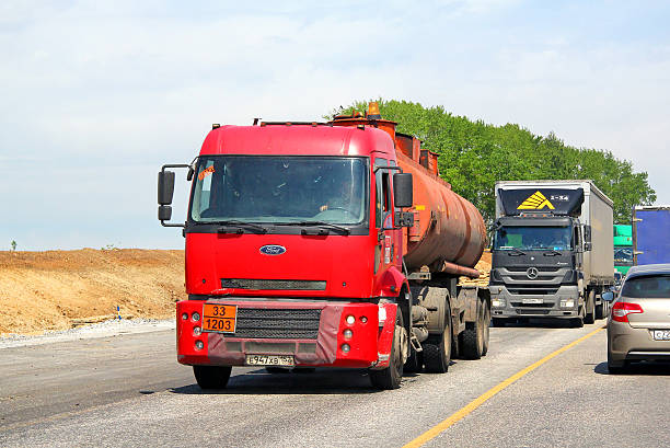 ford cargo - truck fuel tanker transportation mode of transport photos et images de collection