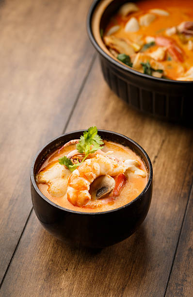 zupa tom yum kroong - thai cuisine thai culture food orchid zdjęcia i obrazy z banku zdjęć