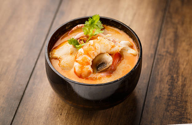 zupa tom yum kroong - thai cuisine thai culture food orchid zdjęcia i obrazy z banku zdjęć