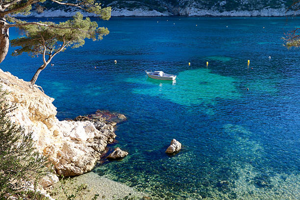 istock Creeks and boat adrift on a turquoise sea 533702820