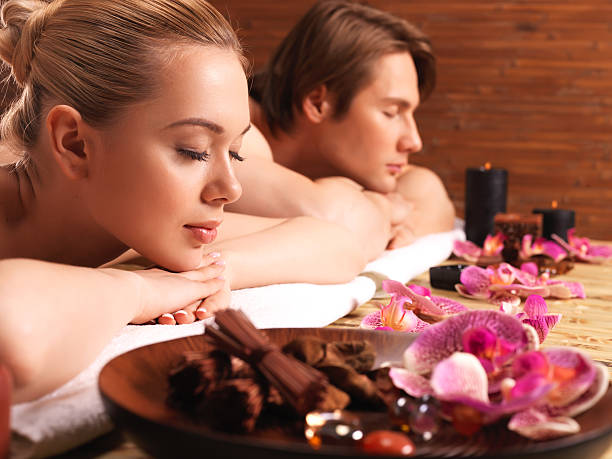 atrakcyjna para relaksuje się w salonie spa. - health spa spa treatment couple heterosexual couple zdjęcia i obrazy z banku zdjęć