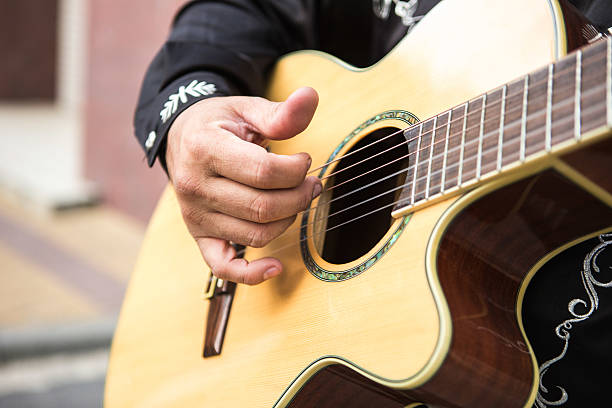 musiker spielt gitarre - city life audio stock-fotos und bilder