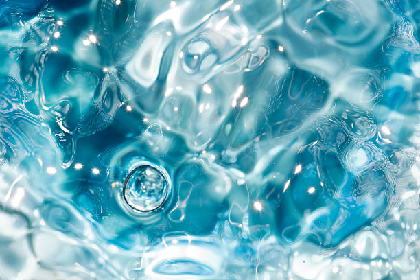 niebieski przezroczysty, świeżą wodę tle. - water bubbles zdjęcia i obrazy z banku zdjęć