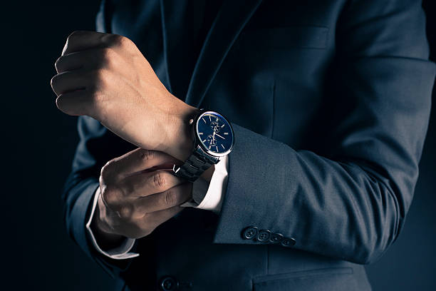 uomo d'affari controlla il tempo di orologio - suit necktie lapel shirt foto e immagini stock