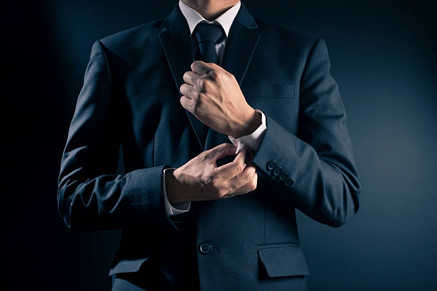 ビジネスマンフィクシングカフリンク彼のスーツ - 袖口 ストックフォトと画像