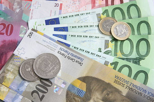 franco suíço versus euro - swiss currency franc sign switzerland currency imagens e fotografias de stock