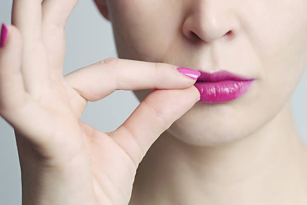 mantener un secreto - finger on lips zipped lips human lips secrecy fotografías e imágenes de stock