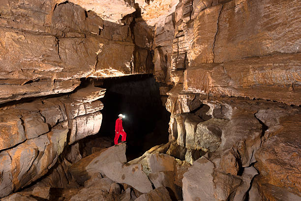 위장하여 caver 아름다운 캐이브 대해 어두운 배경 - 동굴학 뉴스 사진 이미지