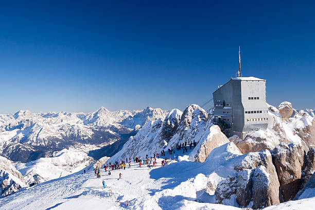 al marmolada piste al soleggiato giorno d'inverno - sunny day mountain mountain range winter foto e immagini stock