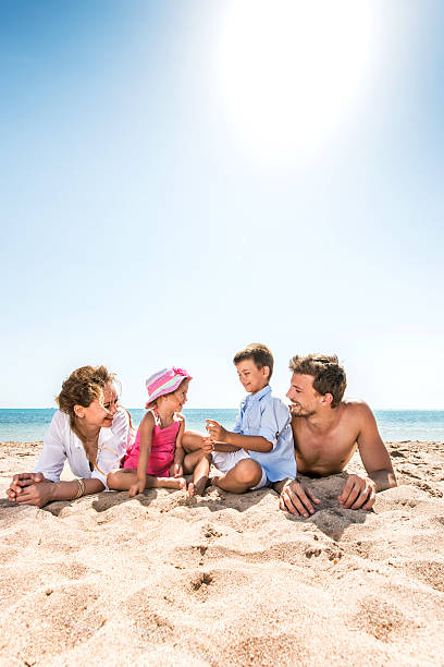 jovem família desfrutar na praia. - child beach playing sun imagens e fotografias de stock