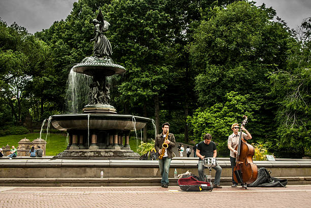 buskers central park - street musician stock-fotos und bilder