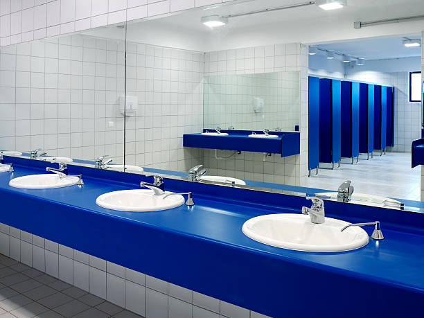 baños públicos - bathroom contemporary office sparse fotografías e imágenes de stock