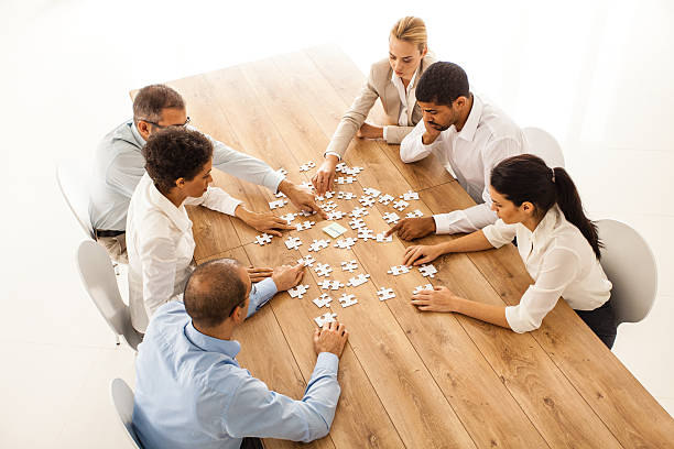 istock Business people putting jigsaw puzzle together 533744381