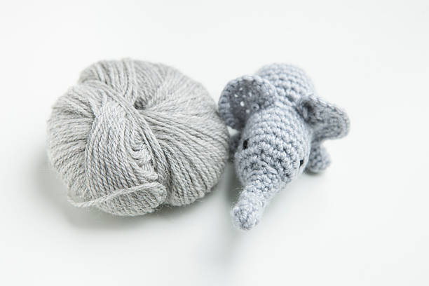 elefante mano all'uncinetto in lana - yarn ball foto e immagini stock