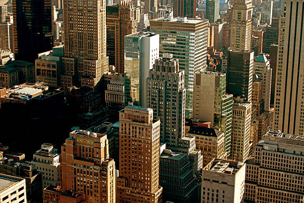 alto ángulo de los edificios de manhattan - manhattan dusk new york state sunrise fotografías e imágenes de stock