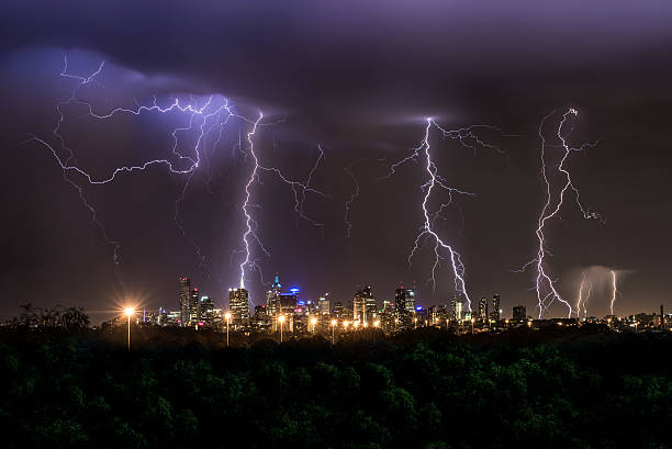 gewitter über melbourne city - lightning thunderstorm city storm stock-fotos und bilder