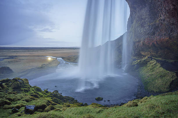 di seljalandsfoss, islanda - long exposure rock cloud sky foto e immagini stock