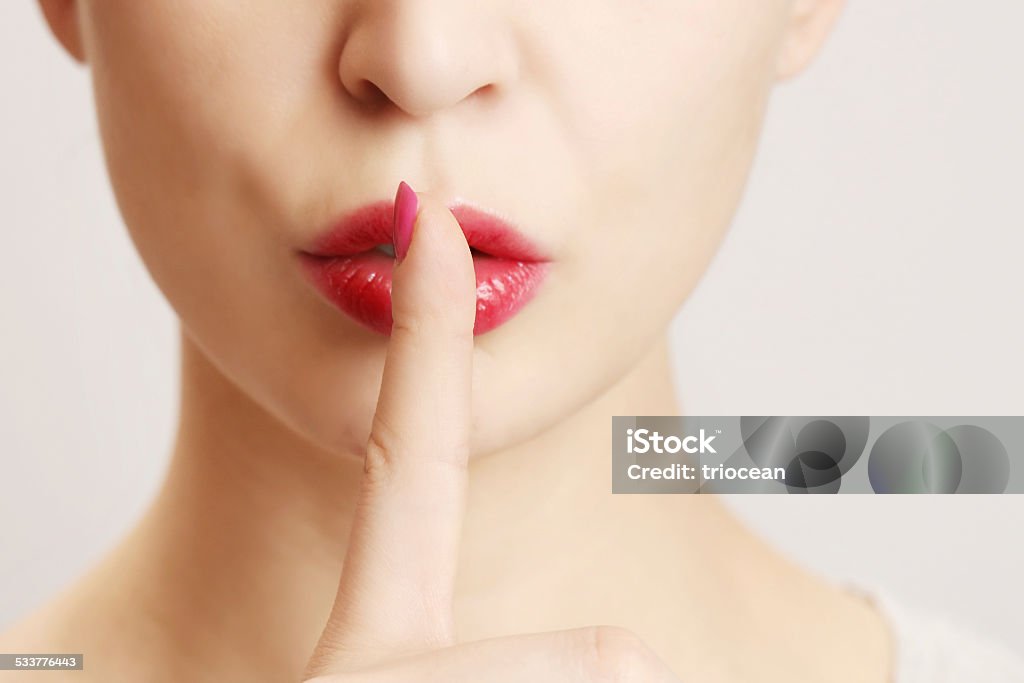 Doigt sur les lèvres-silence geste - Photo de Doigt sur les lèvres libre de droits