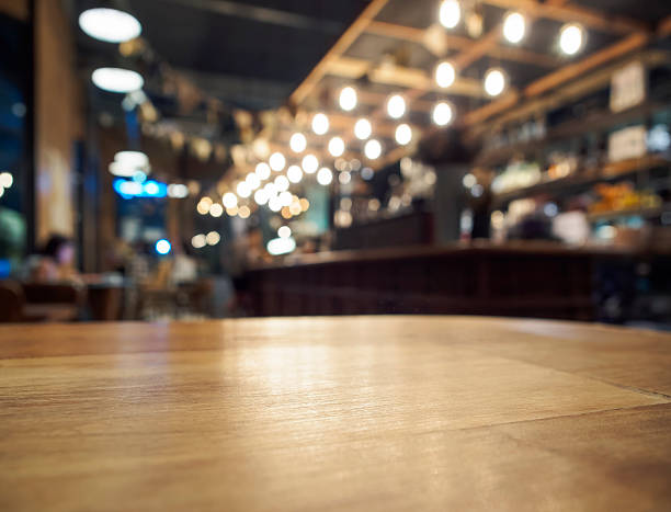 テーブルトップのカウンターバーレストラン」の背景のぼかし - brown table inside ストックフォトと画像