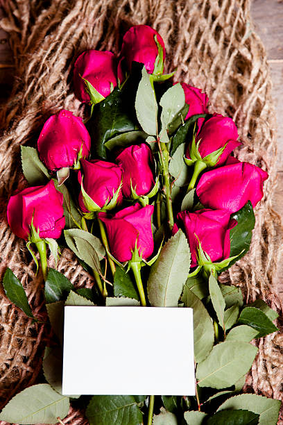 пакет «день святого валентина». розовые розы букет, пустых открыток. деревенский деревянный столик. - dozen roses gift single flower rose стоковые фото и изображения