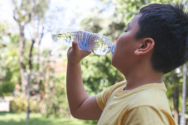 menino bebendo água - water child bottle little boys - fotografias e filmes do acervo