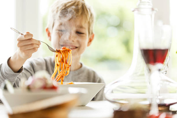 boy 食べるスパゲッティ - child eating pasta spaghetti ストックフォトと画像