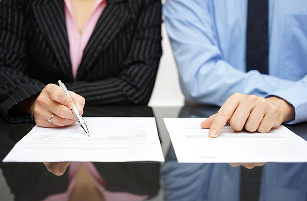 biznesmen i bizneswoman kontrolują umowy - explaining document discussion contract zdjęcia i obrazy z banku zdjęć