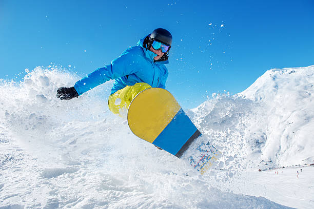 aktive snowboarder springen - snowboardfahren stock-fotos und bilder