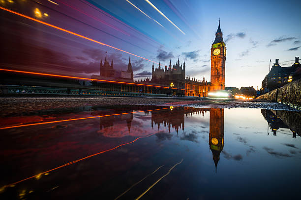 grandes ben al atardecer con semáforos, londres - westminster bridge fotografías e imágenes de stock