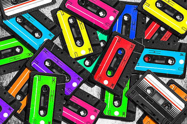 la cassette audio. cassettes audio multicolore. vue rapprochée. - aging process audio photos et images de collection