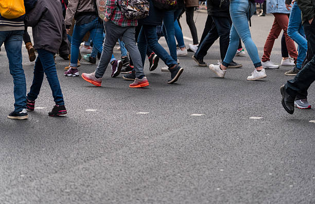 grande gruppo di persone a piedi sulla passerella - london england on the move commuter rush hour foto e immagini stock